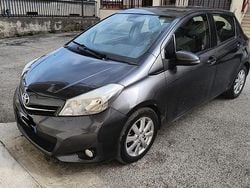 Grigio Usata 2013 Toyota Yaris Lounge Tre volumi | 7500 € (Buon prezzo)
