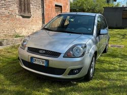 Grigio Usata 2008 Ford Fiesta Ghia Due volumi | 4500 € (Molto cara)