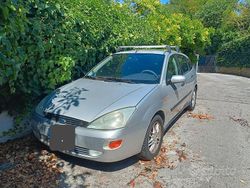 Grigio Usata 2000 Ford Focus Ghia Tre volumi | 500 €