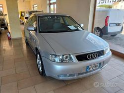 Grigio Usata 2001 Audi A3 Ambiente Tre volumi | 4500 € (Molto cara)