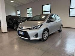 Grigio Usata 2014 Toyota Yaris Hybrid Lounge Tre volumi | 8500 € (Buon prezzo)