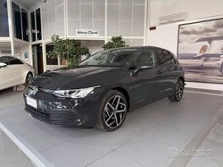 Grigio Usata 2021 VW Golf VIII Life Tre volumi | 23.900 € (Molto cara)