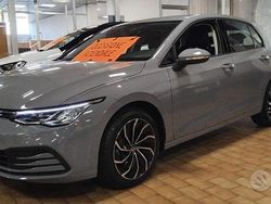 Moonstone grey / pastello Usata 2023 VW Golf VIII Life Tre volumi | 22.800 € (Buon prezzo)
