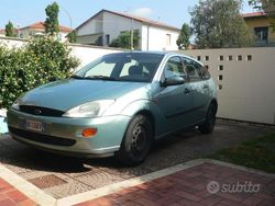 Verde Usata 1999 Ford Focus Ghia Tre volumi | 1900 € (Cara)