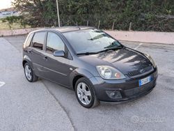 Grigio Usata 2008 Ford Fiesta Titanium Due volumi | 5000 € (Molto cara)