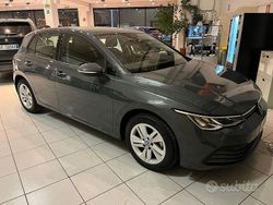 Grigio Usata 2023 VW Golf VIII Life Tre volumi | 20.900 € (Buon prezzo)