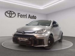 Grigio opaco Nuova 2025 Toyota Yaris Tre volumi | 55.900 € (Buon prezzo)