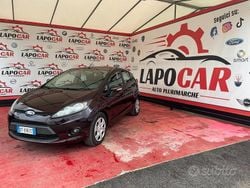 Rosso Usata 2009 Ford Fiesta Titanium Tre volumi | 3990 € (Buon prezzo)