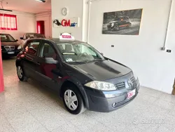 Nero Usata 2005 Renault Mégane II Dynamique Tre volumi | 990 € (Buon prezzo)