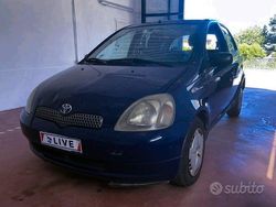 Blu Usata 2001 Toyota Yaris Luna Tre volumi | 1600 € (Buon prezzo)