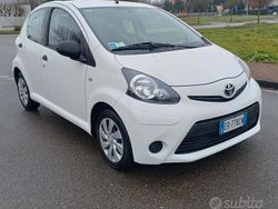 Bianco Usata 2013 Toyota Aygo Connect Style Due volumi | 6999 € (Cara)