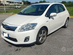 Usata 2010 Toyota Auris Hybrid Executive Tre volumi | 3990 € (Cara)