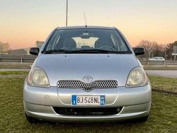 Argento Usata 2000 Toyota Yaris Sol Tre volumi | 3000 € (Cara)