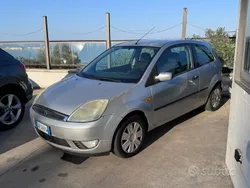 Usata 2004 Ford Fiesta Due volumi | 800 € (Buon prezzo)