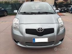 Grigio Usata 2009 Toyota Yaris Tre volumi | 3699 € (Buon prezzo)