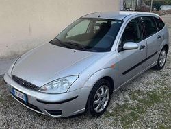 Argento Usata 2004 Ford Focus Ambiente Tre volumi | 1850 € (Buon prezzo)
