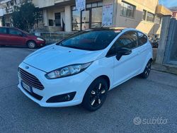 Bianco tetto nero Usata 2016 Ford Fiesta Tre volumi | 4500 € (Super prezzo)