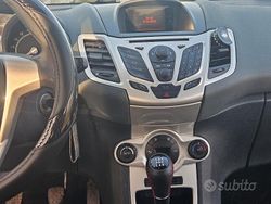 Grigio Usata 2009 Ford Fiesta Tre volumi | 2800 € (Buon prezzo)