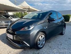 Grigio Usata 2016 Toyota Aygo X-play Due volumi | 7990 € (Buon prezzo)