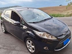 Nero Usata 2010 Ford Fiesta Titanium Tre volumi | 5400 € (Buon prezzo)