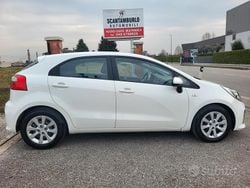 Bianco Usata 2016 Kia Rio Tre volumi | 6800 € (Buon prezzo)