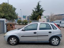 Grigio Usata 2001 Opel Corsa Tre volumi | 3000 € (Molto cara)