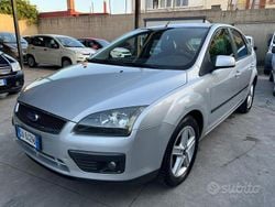 Grigio Usata 2006 Ford Focus Tre volumi | 999 € (Ottimo prezzo)
