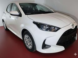 Bianco Nuova 2025 Toyota Yaris Hybrid Active Tre volumi | 18.250 € (Super prezzo)
