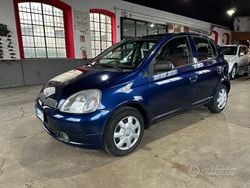 Blu Usata 2001 Toyota Yaris Luna Tre volumi | 2490 € (Buon prezzo)