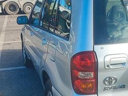 Grigio Usata 2005 Toyota RAV4 Tre volumi | 4000 €