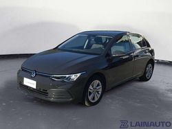 Grigio Usata 2022 VW Golf VIII Life Tre volumi | 19.500 € (Buon prezzo)