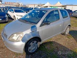 Grigio Usata 2002 Toyota Yaris Tre volumi | 990 € (Buon prezzo)