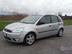 Grigio Usata 2004 Ford Fiesta Due volumi | 2200 € (Buon prezzo)