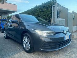 Grigio Usata 2023 VW Golf VIII Life Tre volumi | 19.790 € (Buon prezzo)