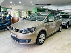 Oro Usata 2015 VW Touran Highline Monovolume | 10.900 € (Buon prezzo)