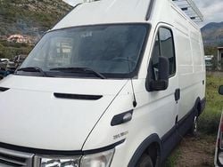 Bianco Usata 2006 Iveco Daily Tre volumi | 7500 €