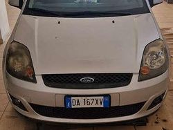 Usata 2006 Ford Fiesta Ghia Due volumi | 2000 € (Buon prezzo)