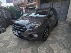 Grigio Usata 2018 Ford Kuga ST-Line SUV | 15.599 € (Buon prezzo)
