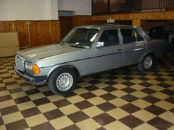 Blu/azzurro Usata 1983 Mercedes 240 Tre volumi | 5900 €