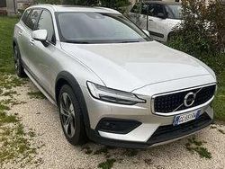 Usata 2021 Volvo V60 CC Business Edition Station wagon | 33.000 € (Cara)