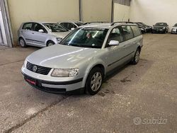 Marrone Usata 2002 VW Passat Trendline Tre volumi | 450 €