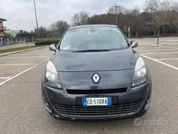 Grigio Usata 2010 Renault Scénic III Luxe Monovolume | 4990 € (Buon prezzo)