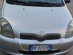 Usata 1999 Toyota Yaris Tre volumi | 1400 € (Molto cara)