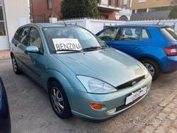 Grigio Usata 2001 Ford Focus Tre volumi | 2900 € (Molto cara)