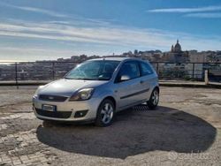 Grigio Usata 2007 Ford Fiesta Coupé | 2500 €
