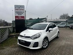 Bianco Usata 2016 Kia Rio Tre volumi | 6499 € (Buon prezzo)