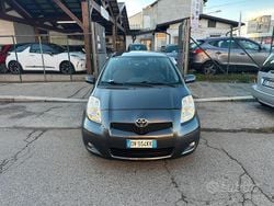 Grigio Usata 2009 Toyota Yaris Sol Tre volumi | 2990 € (Ottimo prezzo)