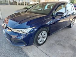 Blu Usata 2022 VW Golf VIII Life Tre volumi | 19.500 € (Buon prezzo)