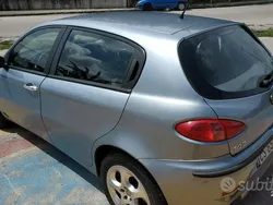 Usata 2004 Alfa Romeo 147 Distinctive Due volumi | 1350 € (Ottimo prezzo)