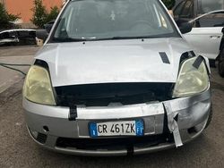 Grigio Usata 2004 Ford Fiesta Due volumi | 700 €